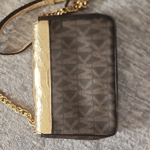 Michael Kors Tina small Crossbody Clutch - Picture 2 of 5